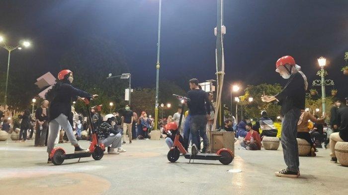 Skuter listrik di kawasan Titik Nol Kilometer Yogyakarta.