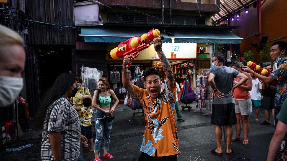 Turis asing dan penduduk lokal ikut serta dalam perang air untuk merayakan Tahun Baru Thailand, yang dikenal sebagai Songkran, di Jalan Khao San di Bangkok pada 13 April 2022.