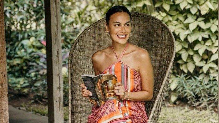 Potret liburan Sophia Latjuba saat di Bali.