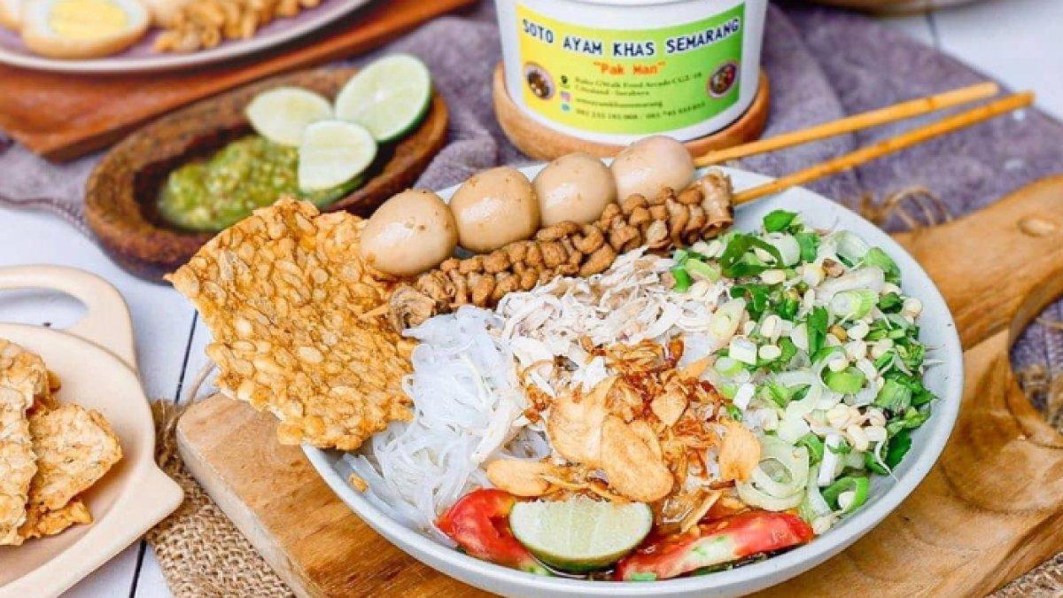 Soto Ayam Khas Semarang Pak Man di Kecamatan Semarang Barat, Kota Semarang, Jawa Tengah.