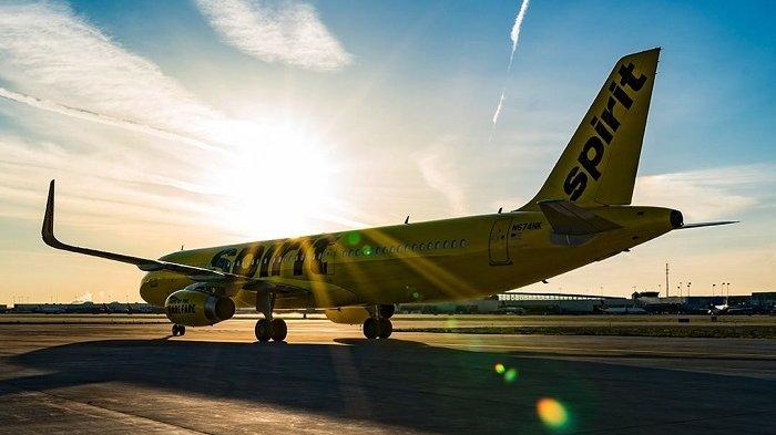 Pesawat Spirit Airlines yang mendarat di bandara.