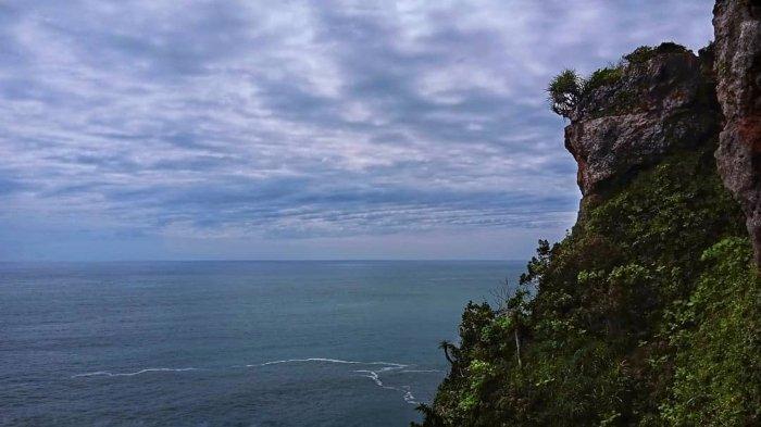 Pemandangan dari Puncak Segoro di Wiloso, Girikarto, Panggang, Kabupaten Gunungkidul, Jogja.