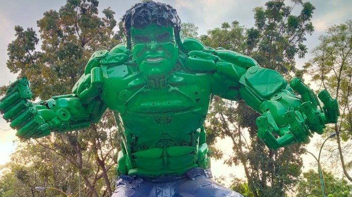 Spot foto tokoh pahlawan super fiksi Hulk di Taman Ria Suropati, tempat wisata ramah keluarga di Kecamatan Gondang Wetan, Pasuruan, Jawa Timur