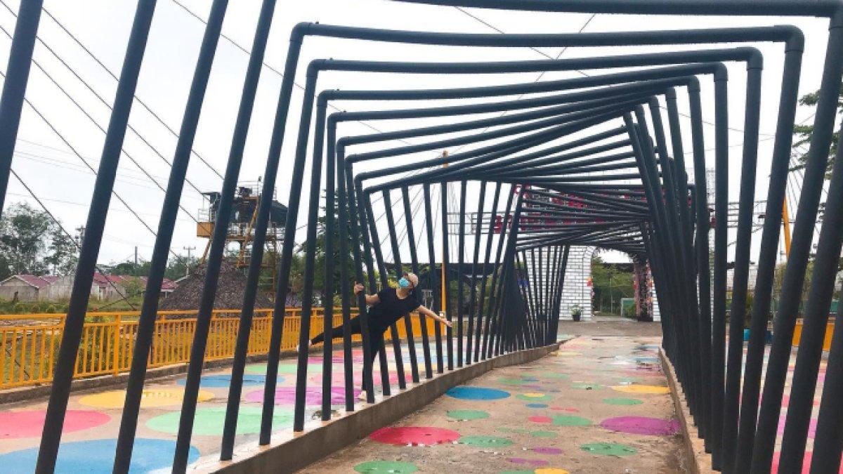 Spot foto instagramable di Jambi Paradise, tempat wisata populer di Kabupaten Muoro Jambi, Jambi yang lokasinya tak jauh dari hotel dan dekat dari tempat sewa motor.
