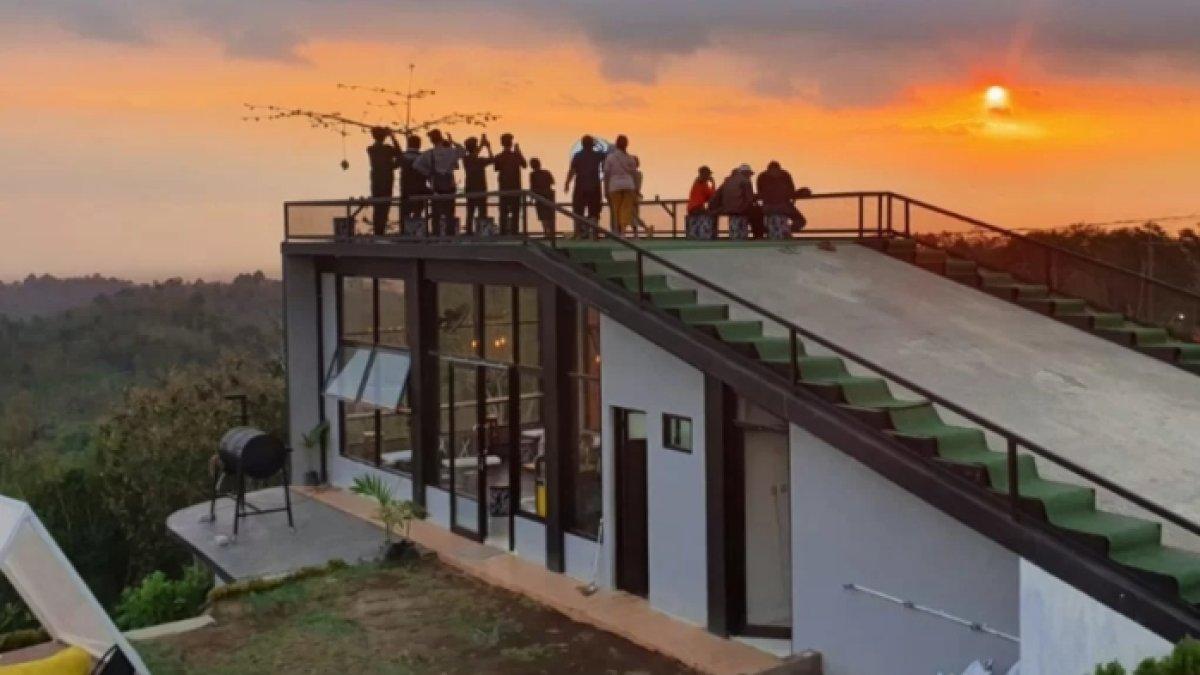 Spot terbaik di Malang Dreamland untuk menikmati senja. Tempat wisata viral di TikTok ini hadirkan seluncuran tertinggi dan terpanjang di Indonesia dengan panjang lintasan sekira 100 meter.