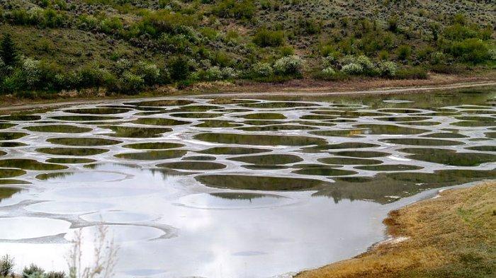 Spotted Lake, satu tempat wisata di dunia yang serasa berada di planet lain.