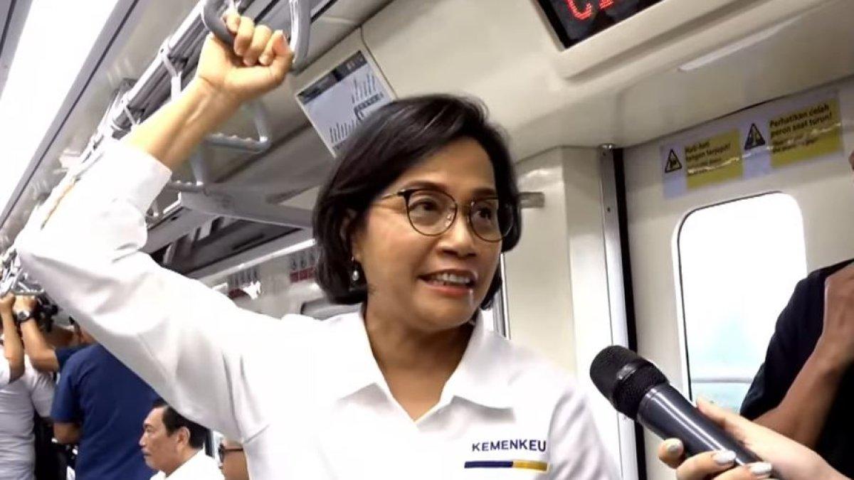 Sri Mulyani naik LRT Jabodebek.