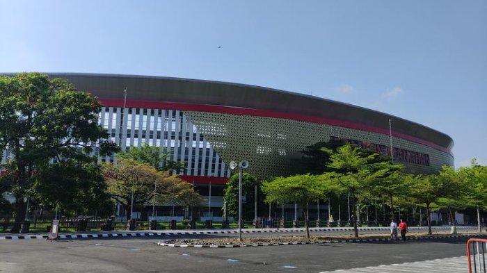 Sejumlah pengunjung Stadion Manahan Solo terlihat sedang melakukan olahraga di pagi hari.