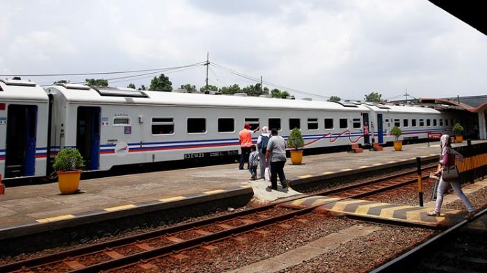 Ilustrasi kedatangan kereta api di Stasiun Malang