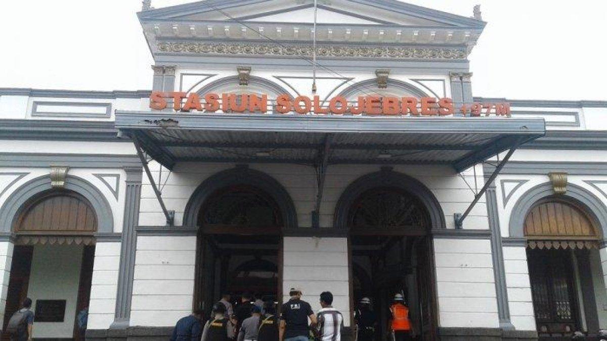 Stasiun Jebres dulunya dibangun khusus untuk digunakan oleh keluarga kerjaaan saat hendak bepergian naik kereta api.