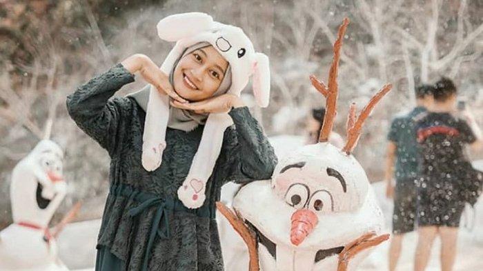 Suasana bermain salju di The Lawu Park. 