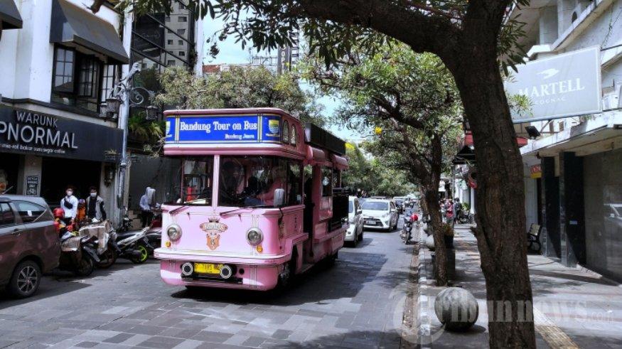 Wisatawan menikmati suasana di Jalan Braga, Kota Bandung, Jawa Barat, Sabtu (28/5/2022). Jalan di pusat Kota Bandung yang menghadirkan heritage bernuansa tempo dulu ini menjadi salah satu tempat favorit wisatawan yang berlibur di Kota Bandung.