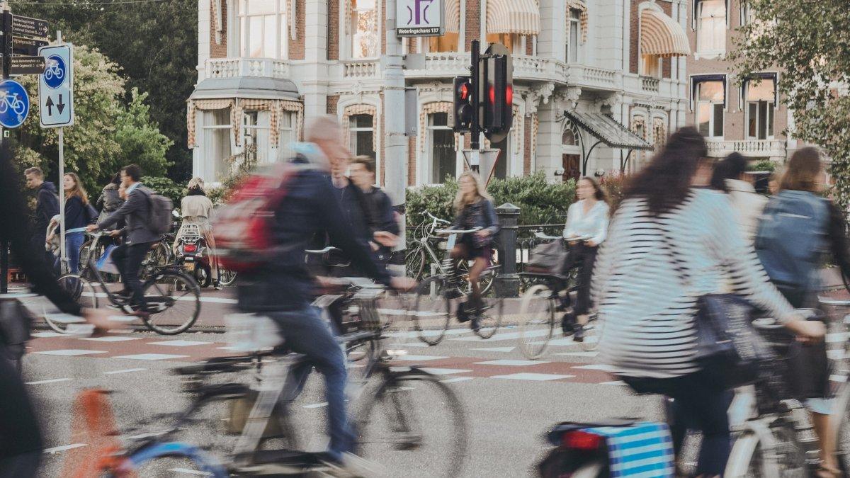 Suasana di Amsterdam yang warganya tengah bersepeda.