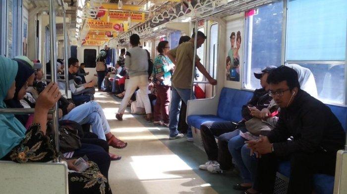 Suasana di dalam KRL Commuter Line relasi Bekasi-Jakarta Kota PP yang dialihkan rutenya melalui jalur Stasiun Pasar Senen, Senin (3/4/2017).