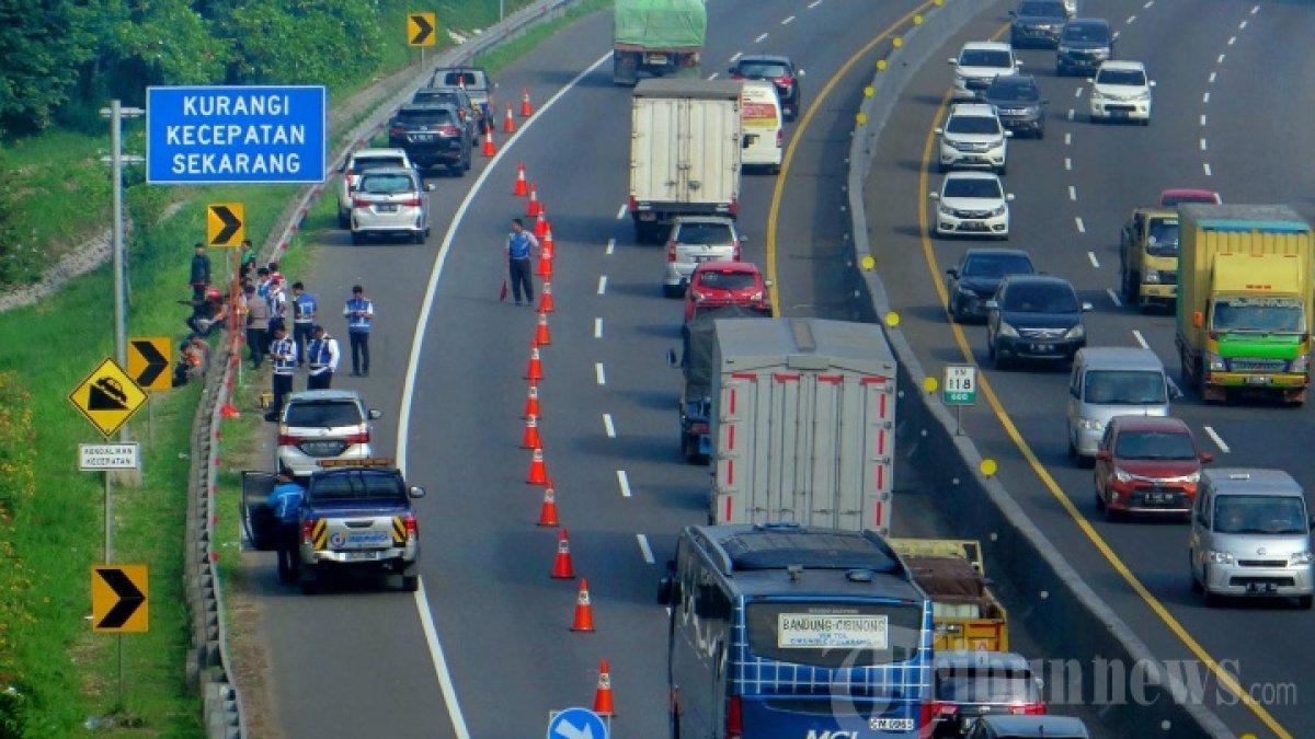 Suasana di jalan Tol Cipularang Km 118.