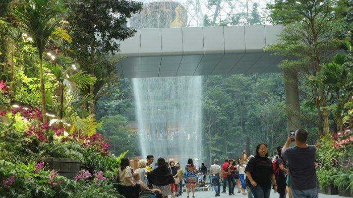 Suasana di Jewel Changi Airport.
