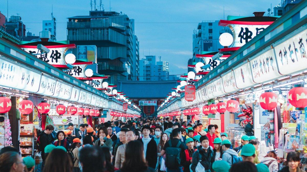 Kuil Sensoji, satu tempat terbaik buat menyaksikan pemandangan Tokyo Jepang di malam hari.