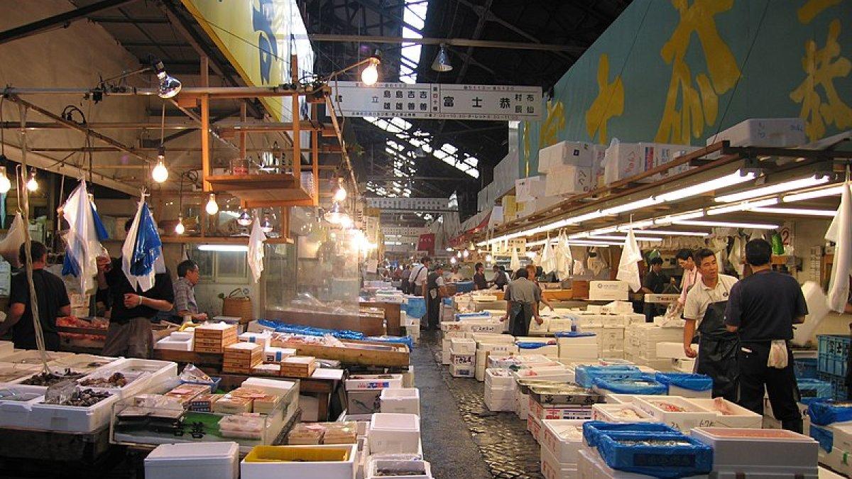Suasana di Pasar Ikan Tsukiji, Tokyo, Jepang