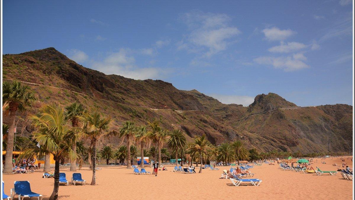 Suasana di Playa de Las Teresitas, satu pantai hits di Spanyol yang pasirnya dari Gurun Sahara.