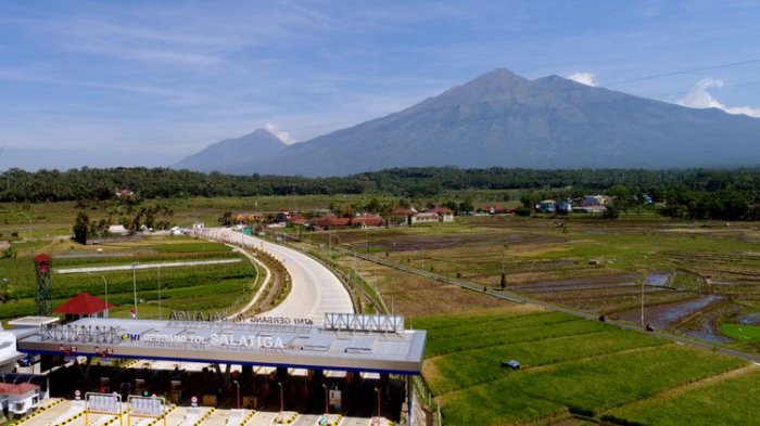 Suasana Gerbang Tol (GT) Salatiga Ruas Tol Bawen-Salatiga, Jawa Tengah, Sabtu (17/6/2017).