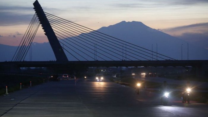 Suasana jembatan Klodran di Tol Solo-Ngawi-Kertosono di Ngawi, Jawa Timur, Sabtu (17/6/2017).