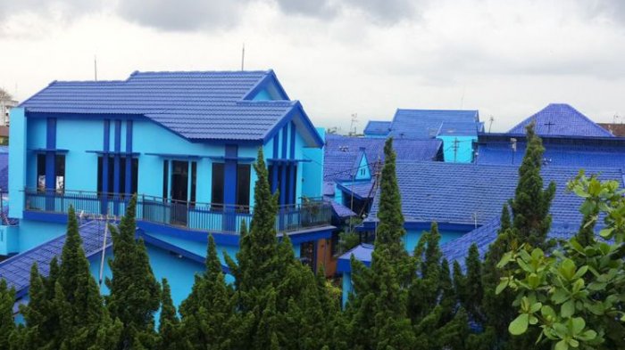 Suasana Kampung Biru Arema di Kelurahan Kidul Dalem, Kecamatan Klojen, Kota Malang saat diambil pada Jumat (27/10/2017). Kampung itu masih dalam proses pengecatan.
