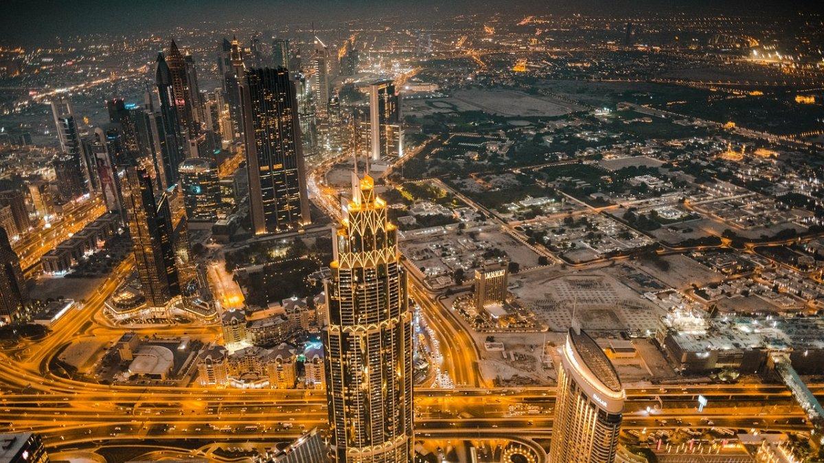Suasana malam di Dubai.