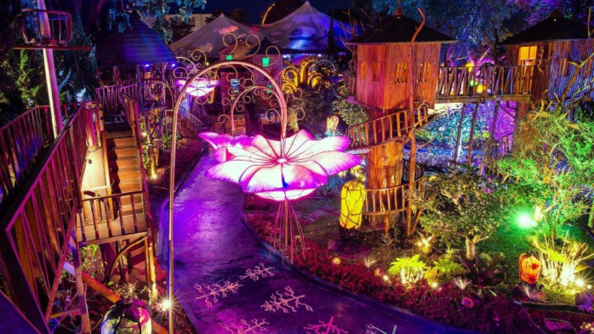 Suasana malam di Lembang Wonderland, tempat wisata bak negeri dongeng di Bandung, Jawa Barat.