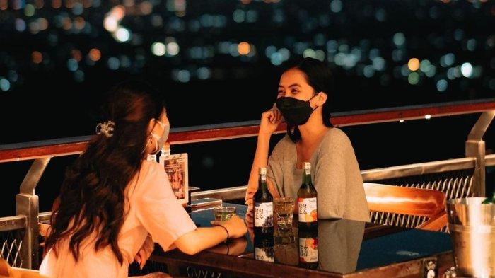 Suasana malam hari di HeHa Sky View,  satu tempat wisata hits di Jogja yang dikunjungi saat libur sekolah.