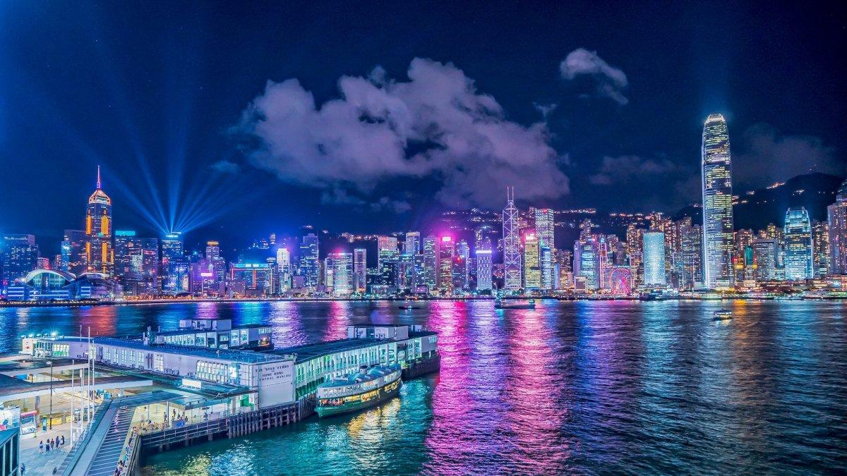 Suasana malam Hong Kong.