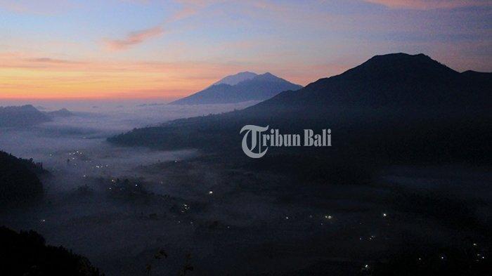 Suasana matahari terbit dari dataran tinggi Desa Pinggan Kintamani, Bangli, Bali beberapa waktu lalu.