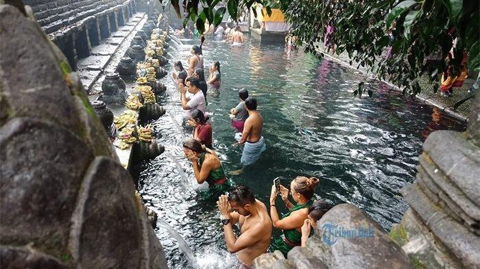 Suasana melukat di Pura Tirta Empul Tampaksiring, Gianyar, Bali