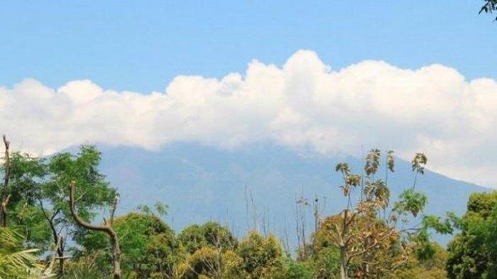 Puncak Gunung Raung saat dipantau di Pos Pemantauan Raung di Desa Sumberarum, Kecamatan Songgon, Banyuwangi.