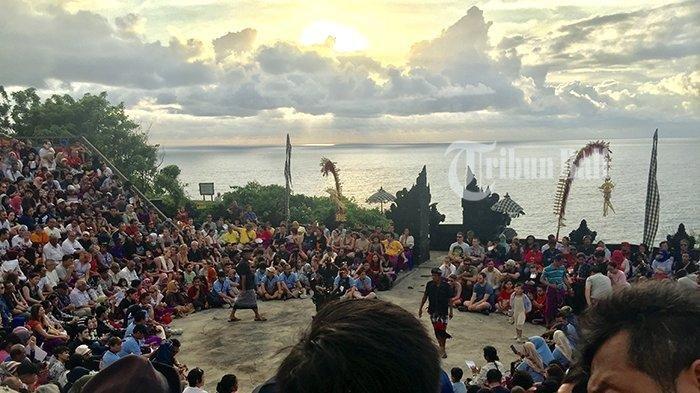 Suasana Pura Uluwatu di Badung, Bali.
