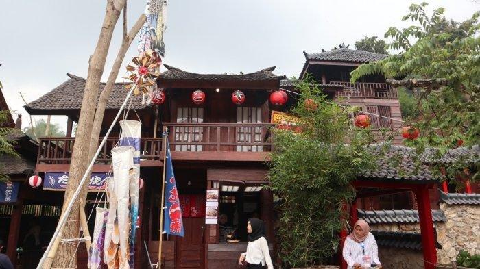 Suasana replika Kota Kyoto yang ada di The Great Asia Africa