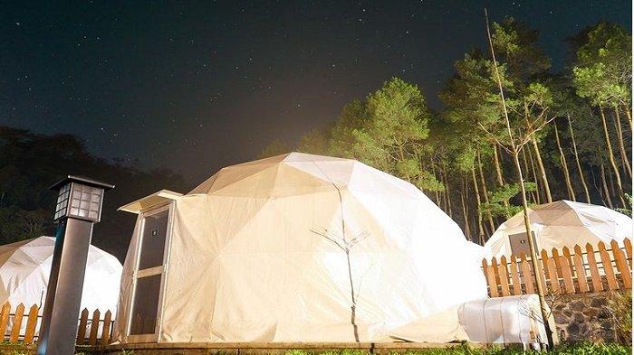 Suasana romantis Glamping Dawala Lembah Indah Malang saat malam hari.