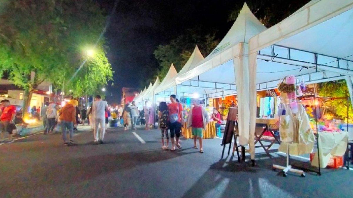 Suasana seru di Night Market Ngarsopuro Kecamatan Banjarsari, Solo, Jawa Tengah yang menawarkan aneka kuliner hingga oleh-oleh