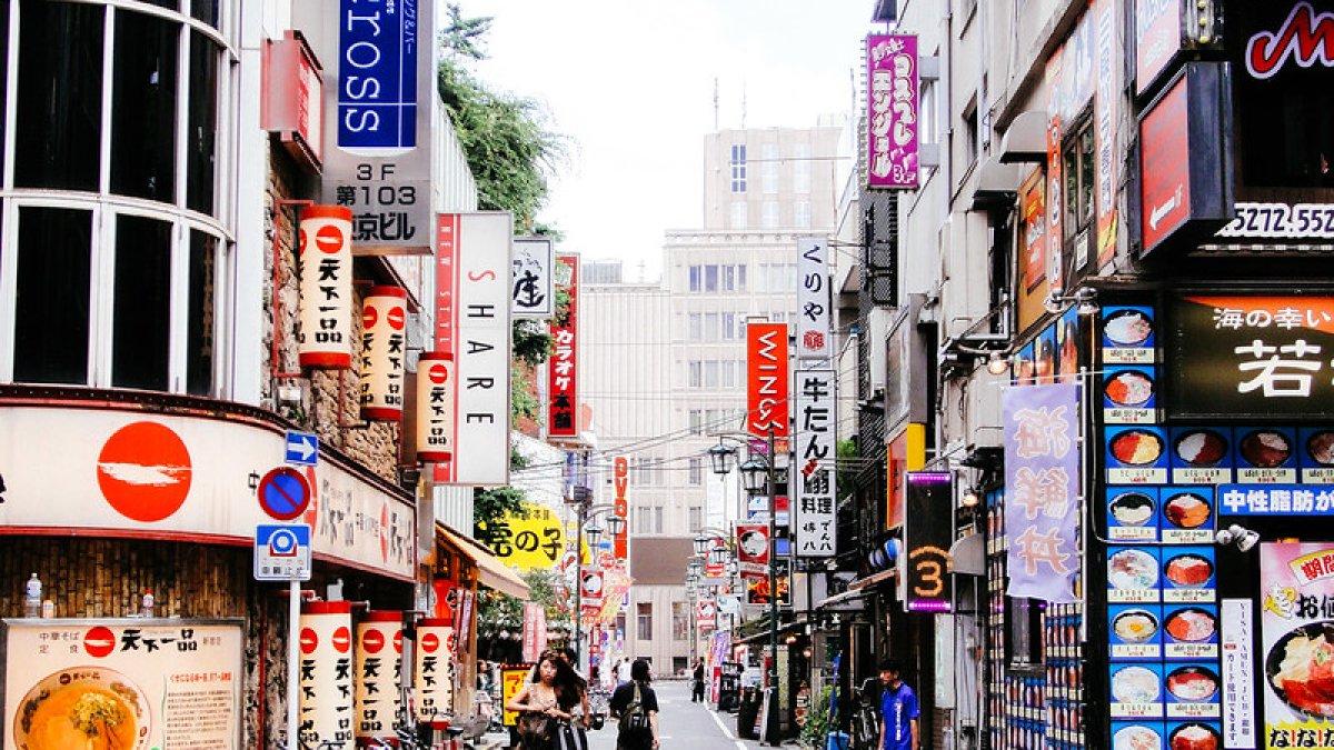 Suasana siang hari di Kabukicho adalah Red Light District terbesar di Tokyo Jepang