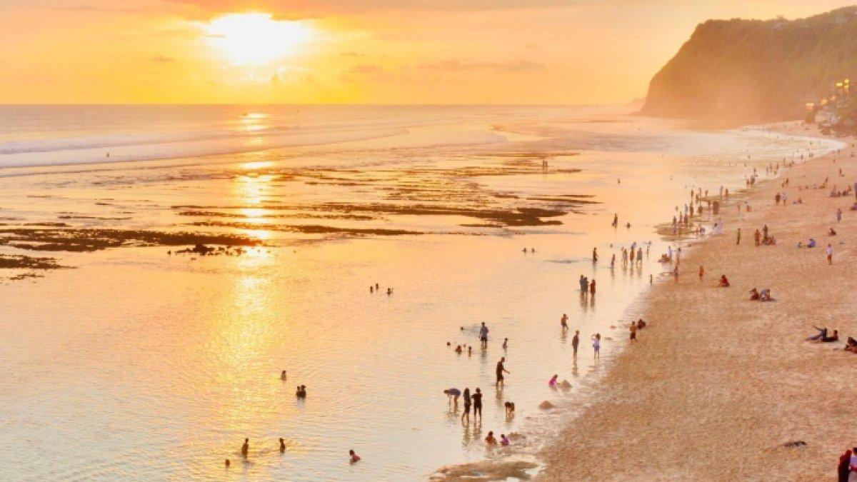 Suasana sunset di Pantai Melasti, tempat wisata di Kuta, Ungasan, Bali.