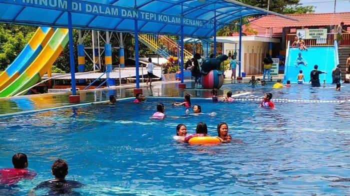 Suasana Waterboom di Pacet Mini Park.