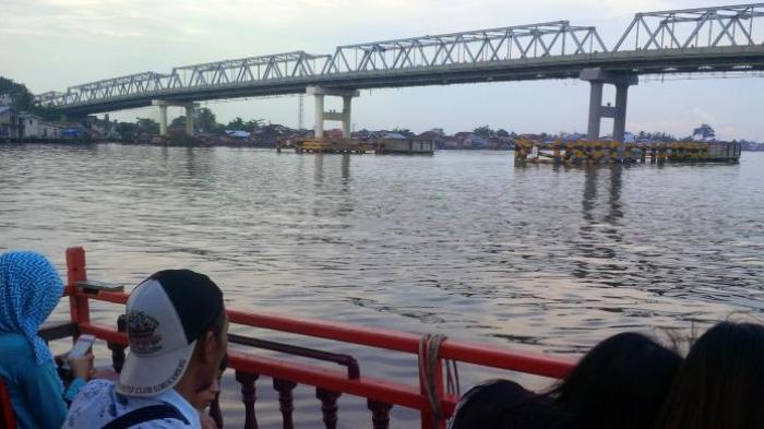 Suasana menyusuri sungai Kapuas menggunakan kapal wisata.