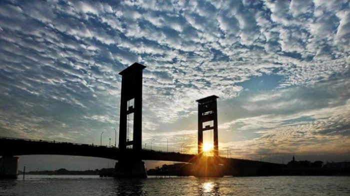 Siluet saat senja di Jembatan Ampera yang melintang di atas Sungai Musi, Palembang, Sumatera Selatan, Jumat (5/8/2016). Sungai Musi menjadi bagian dari kehidupan warga Palembang dengan sejumlah akar budaya yang terdapat di sepanjang aliran sungai.