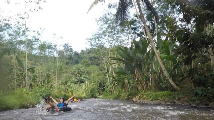 Ilustrasi river tubing.