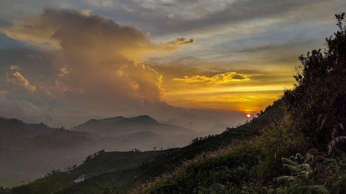 Sunset di jalur pendakian Gunung Prau via Igirmranak.