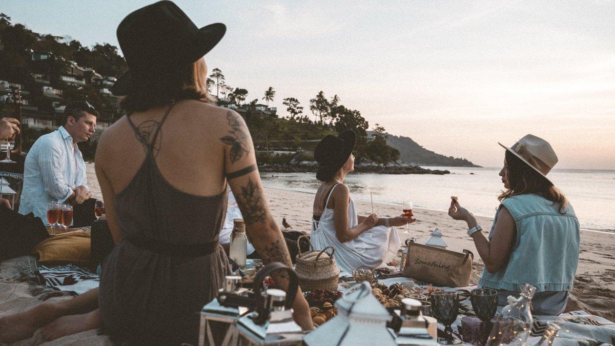 Wisatawan yang menikmati sunset di Kata Noi Beach, Karon, Mueang Phuket District, Phuket, Thailand