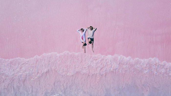 Syahnaz Sadiqah dan Jeje Govinda liburan di Pink Beach