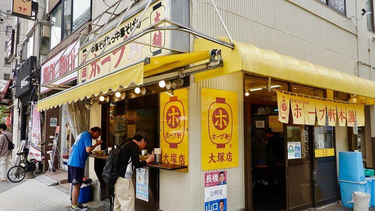 Tachigui, satu tempat makan murah di Jepang yang tak ada kursi.