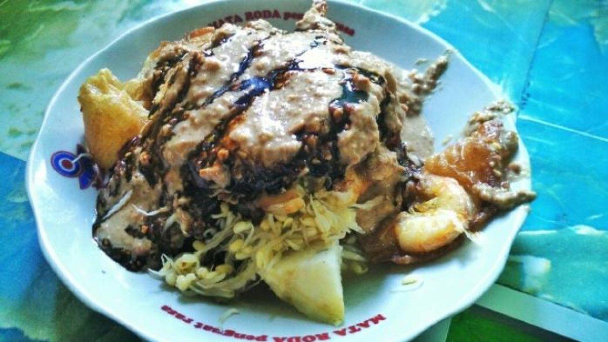 Tahu Gimbal Pak Yono, rekomendasi tempat makan siang enak di Jogja.