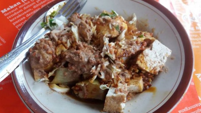Tahu gimbal merupakan kuliner khas Semarang yang terdiri dari tahu goreng, lontong, bakwan udang, dan berbagai bahan lainnya.