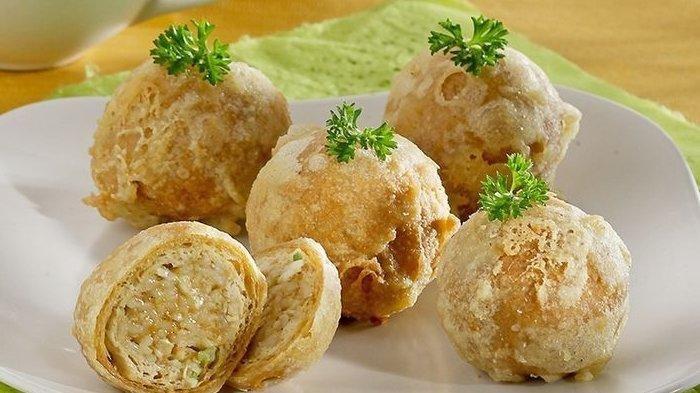Menu tahu goreng tepung untuk takjil buka puasa.